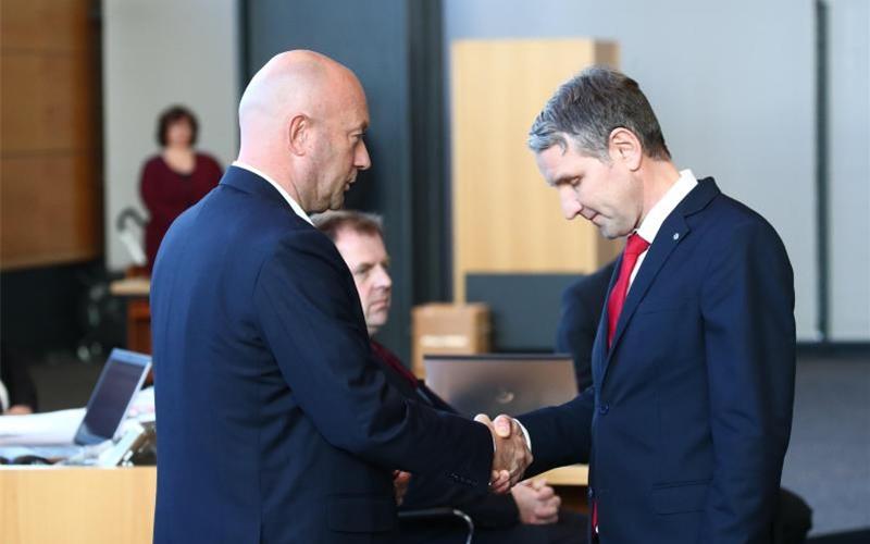 Björn Höcke, AfD Thüringen (rechts) gratuliert dem neuen Ministerpräsidenten Thomas L. Kemmerich (FDP). Foto: Bodo Schackow/dpa-Zentralbild/dpa