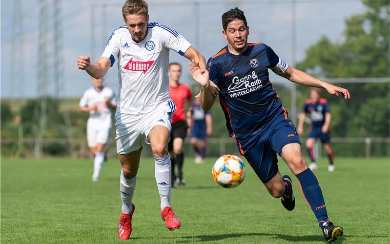 Neues Trainergespann beim FV Mönchberg Björn Holz (re., im Zweikampf mit Sindelfingens Noah Sautter) kickt nächste Saison in der B-Liga GB-Foto: Frank/Eibner