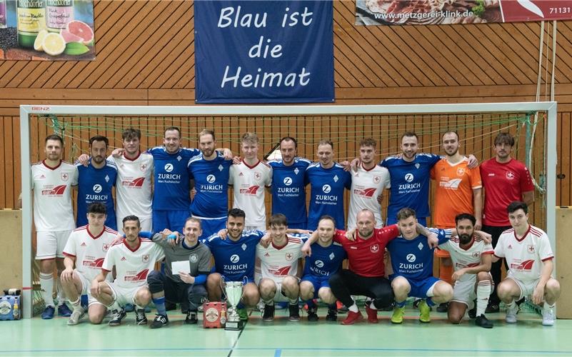 VfL Oberjettingen siegt im Traum-Endspiel „Blau ist die Heimat“ – und dort blüht der Erfolg: Der VfL Oberjettingen (blau) gab beim diesjährigen Hallenturnier dem FCU das Nachsehen. GB-Fotos: Vecsey