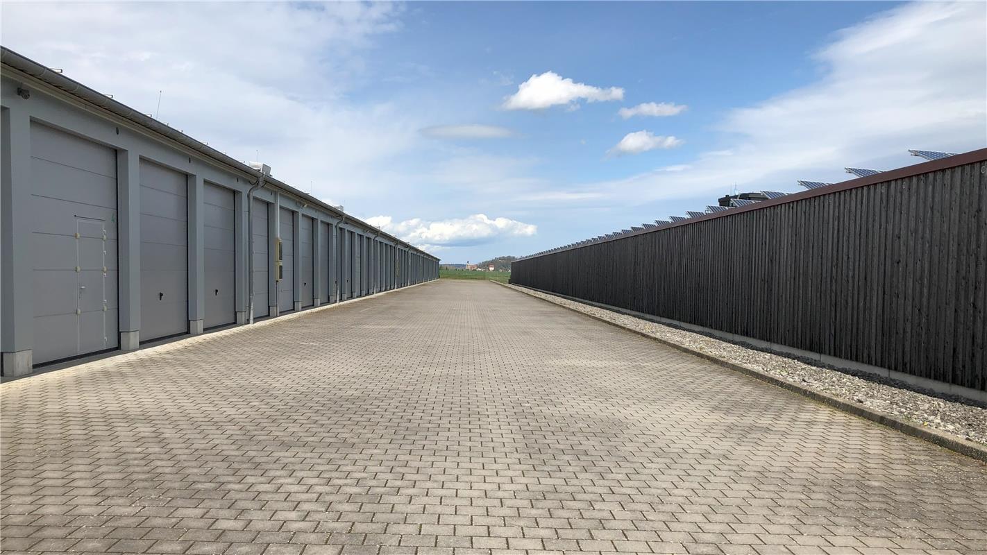 Blick durch den Garagenhof in Nebringen auf Herrenberg: Die Perspektive läuft in...