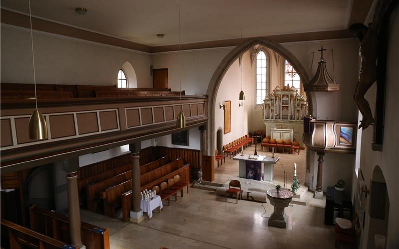 Blick in das Langhaus: Kanzel und Taufstein sind zu sehen. Im Chor steht die Orgel von Johann Jakob Weinmar