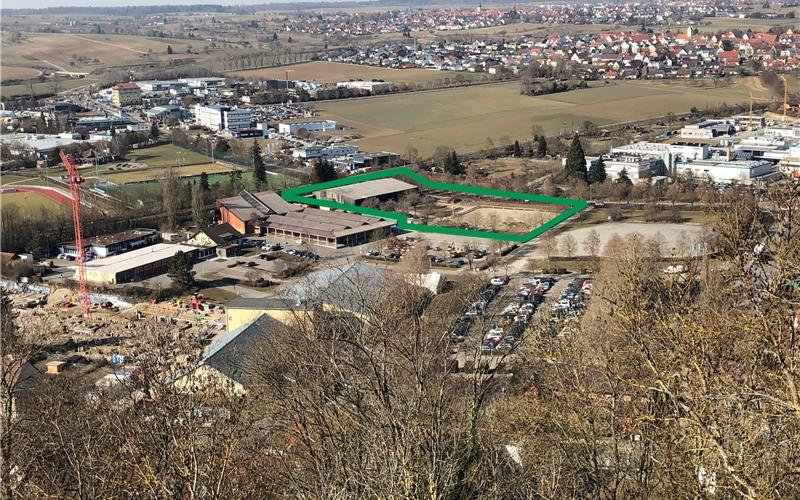 Der Umzug rückt in greifbare Nähe Blick vom Schlossberg auf das Gelände rund um die Stadthalle mit der Reitanlage (grün umrandet) in der Stadt GB-Foto: gb
