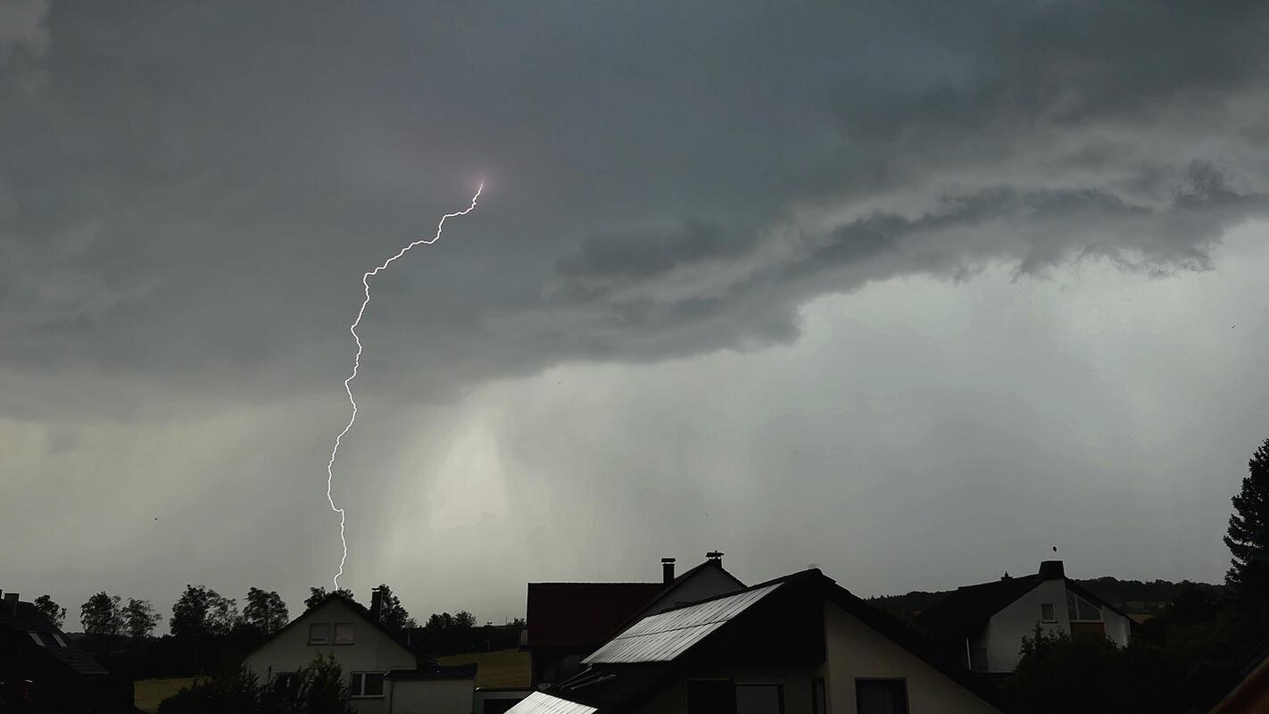 Blitzeinschlag kurz vor dem Unwetter am letzten Dienstagabend in Richtung Spital...