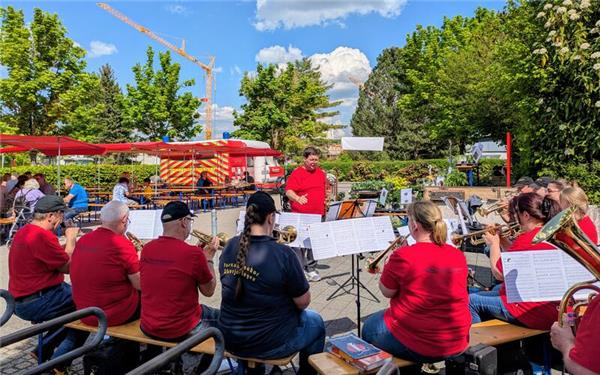 „Blumen, Blasmusik, Burger“ beim Posaunenchor Oberjesingen