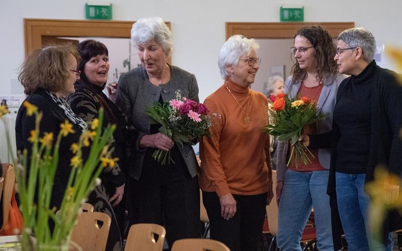 Blumen als Dankeschön (von links): Dr. Ulrike Altherr, Pastoralreferentin von der katholischen Kirche, Heike Ottmar-Roder (Haus der Diakonie), die verabschiedeten Mitglieder Helga Dierich und Ute Molls mit Carolin Schlanderer (Haus der Diakonie) und Pfarrerin Friederike Schmalfuß.GB-Foto: Vecsey