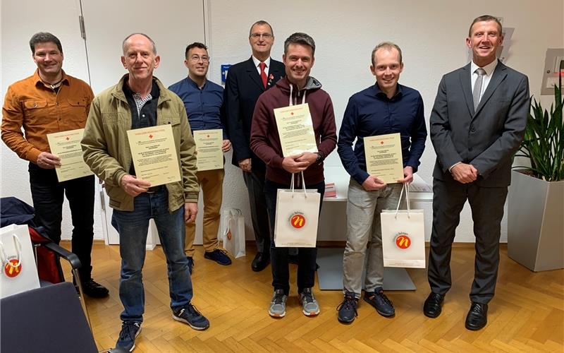 Blutspender-Ehrung (von links): Michael Bürkle, Jörg Köhler, Florian Keitgen, Edgar Ziegler, Andreas Waidelich, Ralph Beyer, Ingolf Welte. GB-Foto: Holzapfel