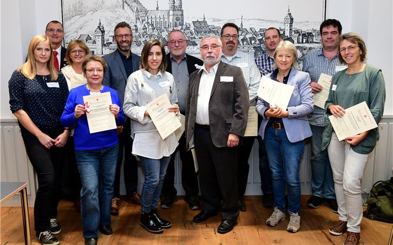 „Praktizierte Lebenshilfe“ Blutspenderehrung mit Edgar Ziegler (Zweiter von links) und Oberbürgermeister Thomas Sprißler (Fünfter von links). In der Mitte vorne: Jürgen Gfrörer, der sich schon 125-mal anzapfen ließ. Links daneben: Dieter Gerlach, der für 100-maliges Spenden ausgezeichnet wurde GB-Foto: Holom