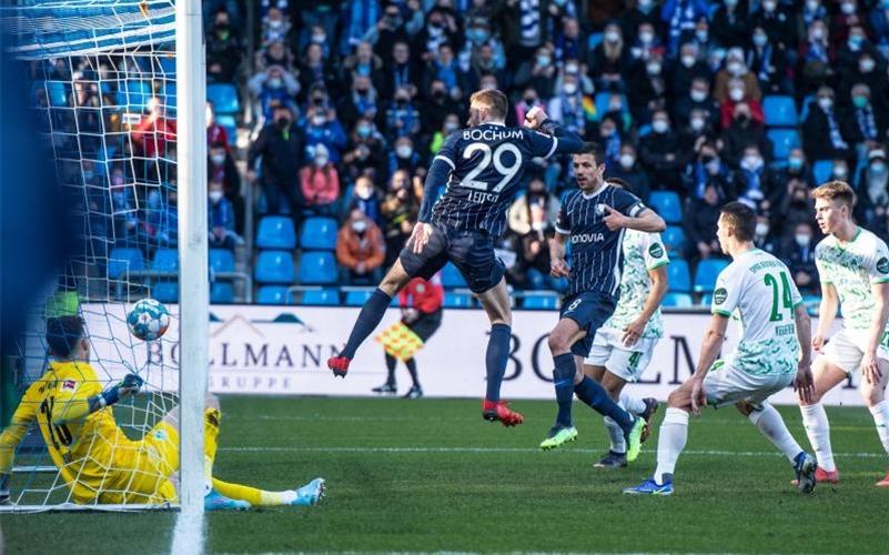 Bochums Maxim Leitsch (M) erzielt den Treffer zum 1:0. Foto: Bernd Thissen/dpa