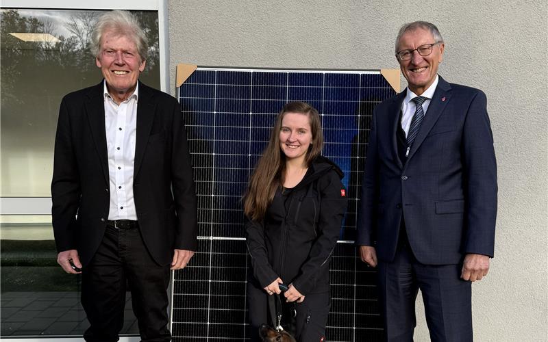 Böblingen – Auf dem Dach des Kreistierheims Böblingen wurde eine neue Photovoltaikanlage errichtet, um einen Beitrag zum Klimaschutz und zur nachhaltigen Energieversorgung zu leisten. Die Anlage wurde nun in Betrieb genommen und versorgt das Tierheim künftig mit selbst erzeugtem Strom. Landrat Roland Bernhard erklärt: „Bei der Inbetriebnahme der Photovoltaikanlage auf dem Kreistierheim gehen Klimaschutz und Tierwohl Hand in Hand. Sie ist ein weiterer Baustein unserer Photovoltaikstrategie, mit der wir durch erneuerbare Energien unsere Energieeffizienz nachhaltig steigern.“ Die Photovoltaikanlage besteht aus insgesamt 46 Modulen mit einer Gesamtfläche von rund 92 Quadratmetern. Mit einer installierten Leistung von 20,7 Kilowatt-Peak (kWp) kann die Anlage jährlich etwa 20700 Kilowattstunden (kWh) Strom erzeugen. Bei durchschnittlich rund 1000 Sonnenstunden pro Jahr wird davon ein Eigenverbrauch von etwa 11000 kWh erwartet. Der erzeugte Strom wird vorrangig zur Deckung des eigenen Energiebedarfs des Tierheims genutzt; überschüssige Energie wird in das öffentliche Netz eingespeist (Überschusseinspeisung). Mit der neuen Anlage kann das Kreistierheim Böblingen Energiekosten senken und seine CO₂-Emissionen reduzieren. Auf dem Foto sind Landrat Roland Bernhard (rechts), Wolf Eisenmann (stellvertretender Vorsitzender der Kommunalanstalt Kreistierheim) und Bianca Balla (Leiterin des Kreistierheims) vor einem PV-Modul zu sehen. GB-Foto: gb