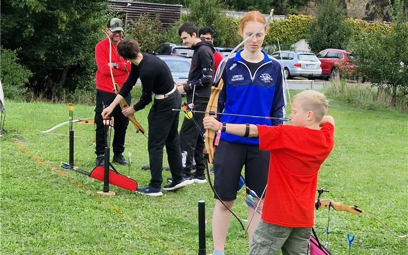 Bogenschießen konnten Interessenten beim „Tag der offenen Tür“ ebenso ausprobieren wie andere Disziplinen, die der Schützenverein Bondorf anbietet. GB-Foto: gb