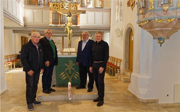 Bondorf – Am Sonntag wurden im Gottesdienst in der Bondorfer Remigiuskirche, musikalisch durch den Posaunenchor gestaltet, vier Bläser für ihr langjähriges, ehrenamtliches Engagement geehrt. Für 50 Jahre aktives Musizieren und Gestalten in der Posaunenarbeit, auch auf Kirchenbezirksebene, wurde der derzeitige Chorleiter Matthias Kreutz geehrt. Eine Urkunde und die goldene EJW-Nadel für 60 Jahre Chorzugehörigkeit erhielten Alfred Schneider, Friedhelm Werner und Karl Reichardt. Den vier Jubilaren wurde für ihre herausragende, langjährige, ehrenamtliche Mitarbeit von Pfarrerin Sonja Kuttler und dem organisatorischen Leiter des Posaunenchores Walter Gauß gedankt (von links nacht rechts: Alfred Schneider, Friedhelm Werner, Karl Reichardt und Matthias Kreutz).  gb/GB-Foto: Andreas Hiller