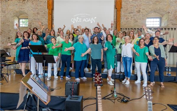 Bondorf – Der Chor „Once Again“ des Bondorfer Liederkranzes hat ein Festwochenende vor sich. Die Sängerinnen und Sänger treten unter dem Motto „Voices of Summer“ auf. Die Konzerte von „Once Again“ finden statt am Samstag, 19. Juli, um 20 Uhr sowie am Sonntag, 20. Juli, um 17 Uhr, und zwar in der Zehntscheuer in Bondorf. Einlass ist jeweils eine Stunde vorher. gb/GB-Foto: gb