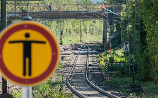 Bondorf – Pünktlich zum Ende der Sommerferien ist die Sanierung der Bahnbrücke an der Kreisstraße 1078 in Bondorf abgeschlossen. Damit kann die Strecke zum Schulbeginn wieder für den Verkehr freigegeben werden. Die Arbeiten an der Brücke über die Bahntrasse hatten zu Beginn der Sommerferien begonnen. Dank des gut abgestimmten Baufortschritts und der günstigen Witterung konnte die Maßnahme fristgerecht beendet werden. In der kommenden Woche sind nach Angaben des Böblinger Landratsamts allerdings noch einzelne Restarbeiten vorgesehen, die von den Wetterverhältnissen abhängen. Die Sanierung war insbesondere zur Sicherstellung der Verkehrssicherheit im Bereich der Brückenkappen erforderlich. Gleichzeitig wurden Maßnahmen zum Erhalt der Bausubstanz und zur Verlängerung der Restnutzungsdauer des Bauwerks umgesetzt. Während der Arbeiten wurde der Autoverkehr umgeleitet. Der Landkreis Böblingen investierte rund 280000 Euro in die Sanierung. Der vorgegebene Kostenrahmen konnte, wie es in einer Mitteilung der Kreisbehörde heißt, eingehalten werden.did/GB-Foto: Vecsey