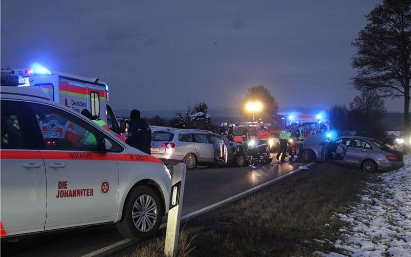 Zwei Menschen bei Unfall auf der B 28 schwer verletzt