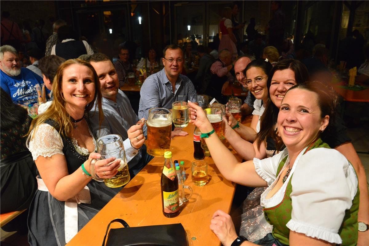 Bondorf Zehntscheuer Dirndl trifft Lederhose, Musikverein / Foto: Holom