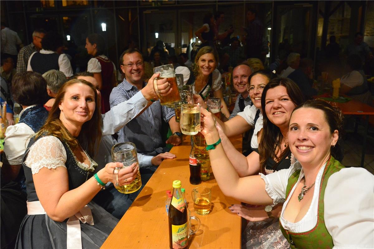 Bondorf Zehntscheuer Dirndl trifft Lederhose, Musikverein / Foto: Holom