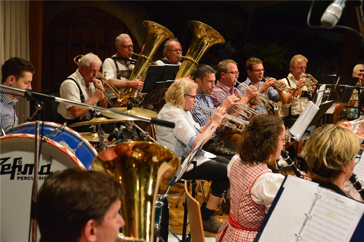 Bondorf Zehntscheuer Dirndl trifft Lederhose, Musikverein / Foto: Holom