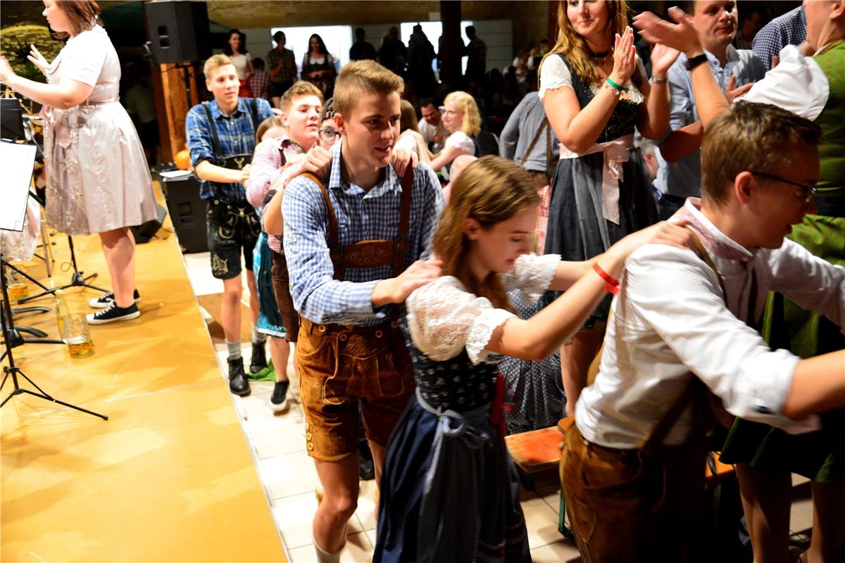 Bondorf Zehntscheuer Dirndl trifft Lederhose, Musikverein / Foto: Holom