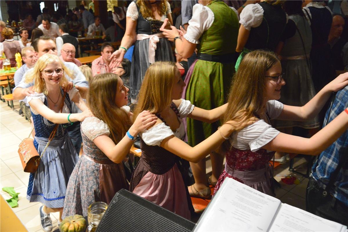 Bondorf Zehntscheuer Dirndl trifft Lederhose, Musikverein / Foto: Holom