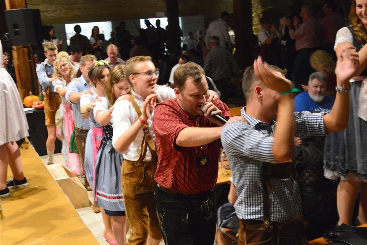 Bondorf Zehntscheuer Dirndl trifft Lederhose, Musikverein / Foto: Holom