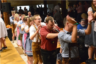 Bondorf Zehntscheuer Dirndl trifft Lederhose, Musikverein / Foto: Holom