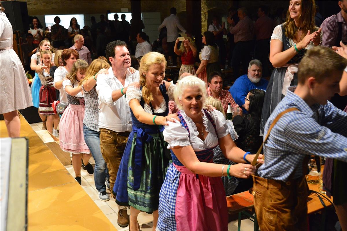 Bondorf Zehntscheuer Dirndl trifft Lederhose, Musikverein / Foto: Holom