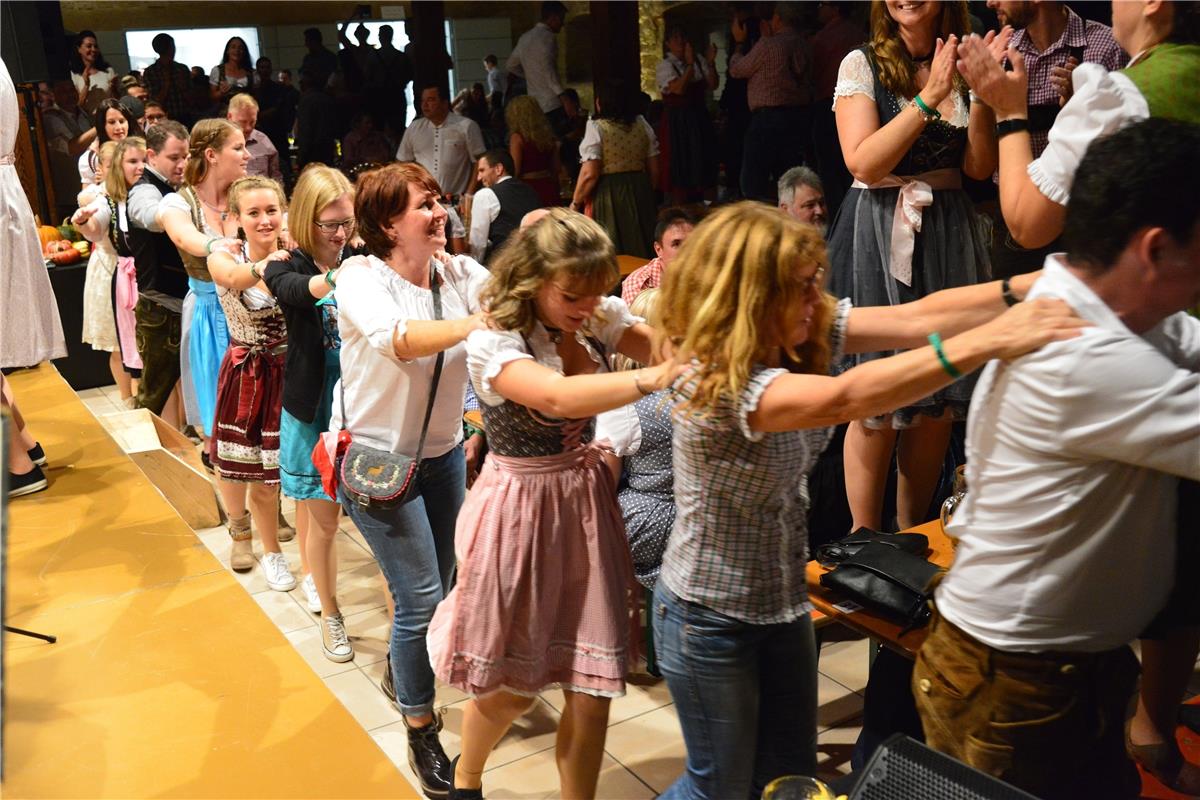 Bondorf Zehntscheuer Dirndl trifft Lederhose, Musikverein / Foto: Holom