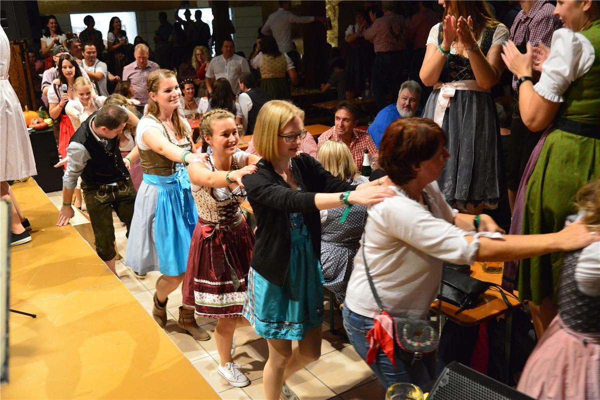 Bondorf Zehntscheuer Dirndl trifft Lederhose, Musikverein / Foto: Holom