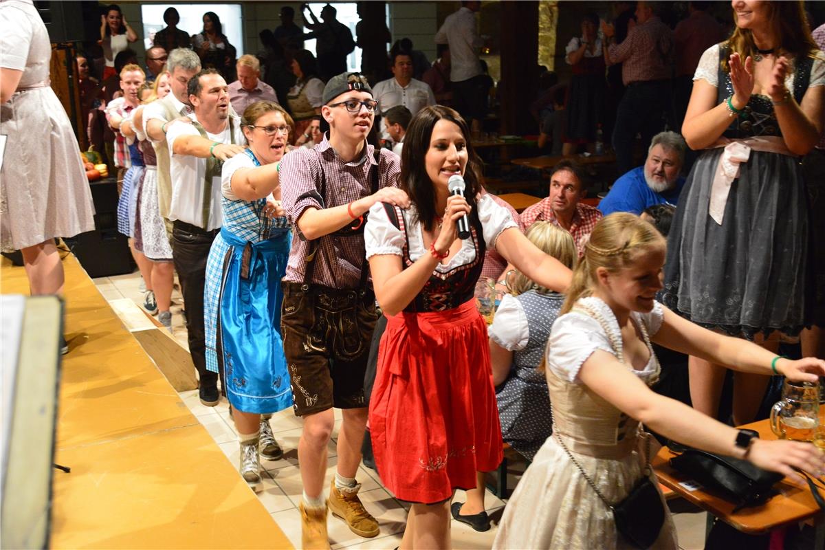 Bondorf Zehntscheuer Dirndl trifft Lederhose, Musikverein / Foto: Holom