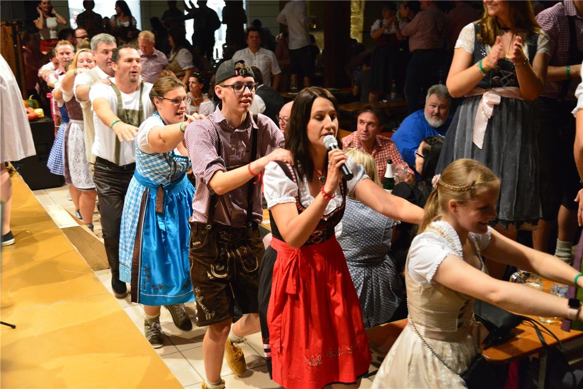 Bondorf Zehntscheuer Dirndl trifft Lederhose, Musikverein / Foto: Holom