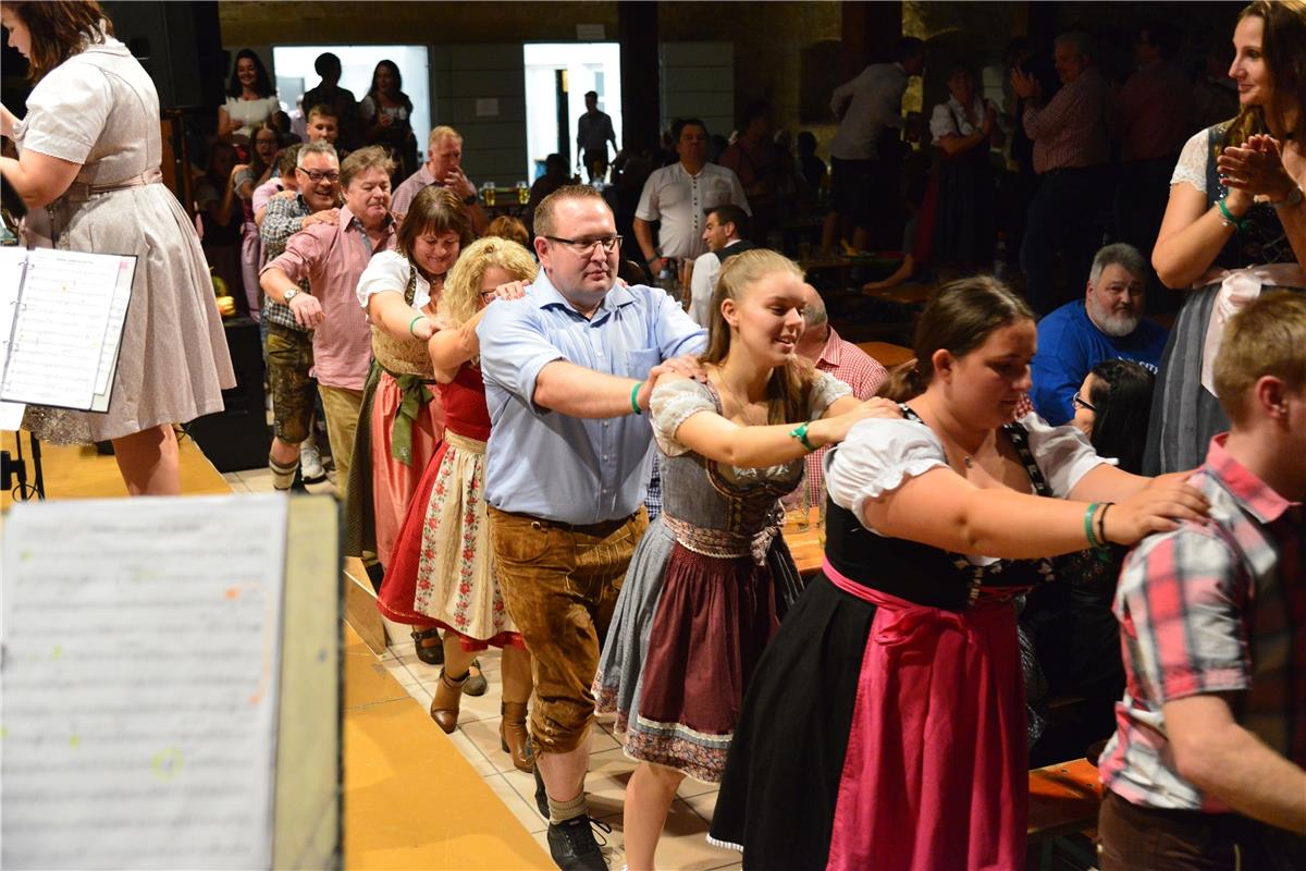 Bondorf Zehntscheuer Dirndl trifft Lederhose, Musikverein / Foto: Holom