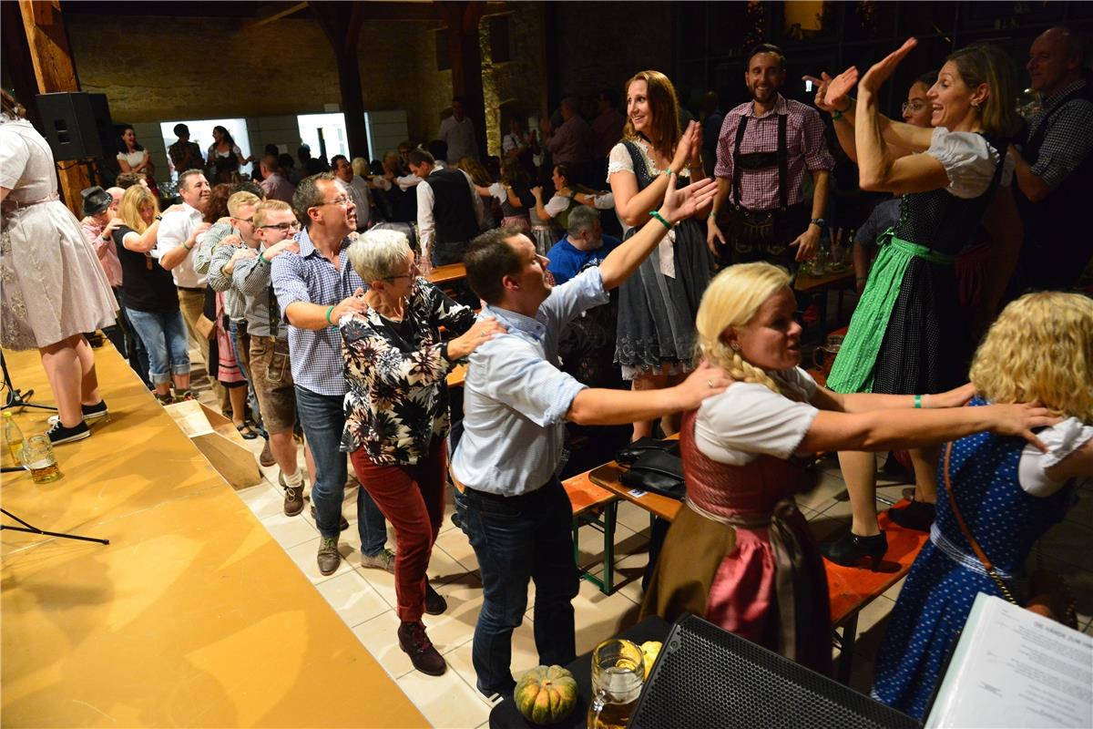 Bondorf Zehntscheuer Dirndl trifft Lederhose, Musikverein / Foto: Holom