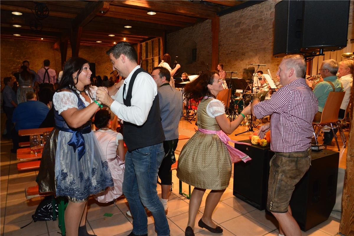 Bondorf Zehntscheuer Dirndl trifft Lederhose, Musikverein / Foto: Holom