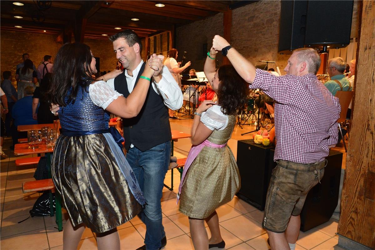 Bondorf Zehntscheuer Dirndl trifft Lederhose, Musikverein / Foto: Holom