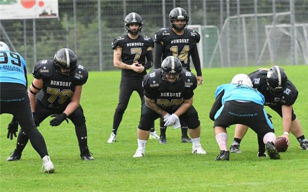 Bondorf (schwarz/im Spiel gegen Kornwestheim) hatte in der Offense Probleme, die Defense stand aber sicher. GB-Foto: Schittenhelm
