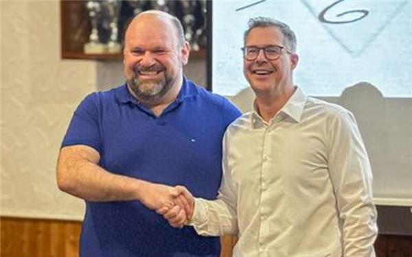 Boris Niethammer (links) übernimmt die Vereinsleitung des TSV Altingen vom langjährigen Vorsitzenden Boris Adam. GB-Foto: gb