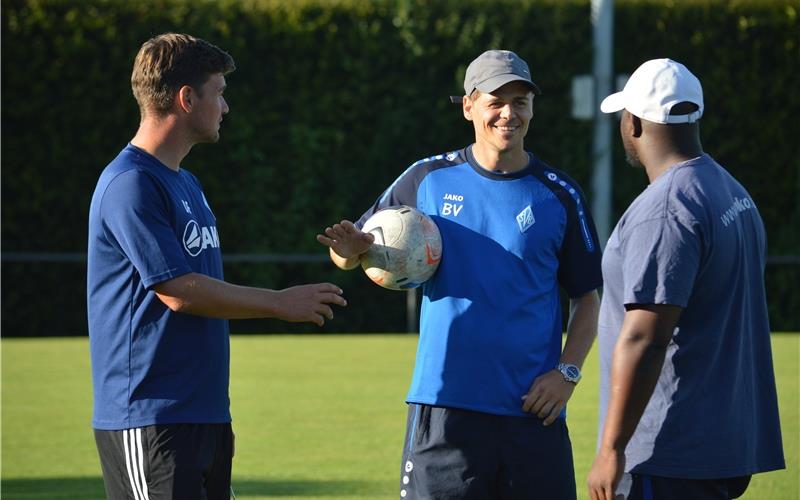 Boris Vukcevic hat sein Lachen wieder Boris Vukcevic (Mitte) im Kreise seiner langjährigen Freunde und Trainerkollegen bei der U15 der SV Böblingen, Daniel Fredel (links) und Erick Odhiambo GB-Foto: Zvizdiç