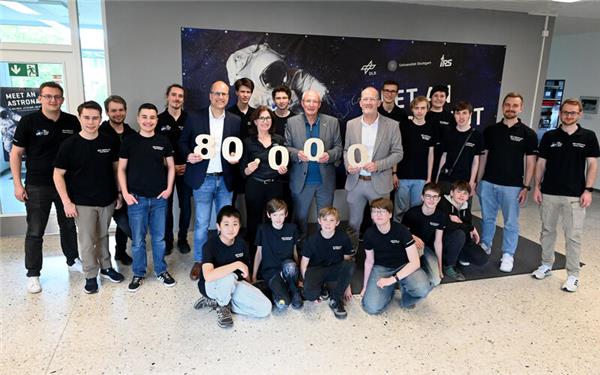 Bosch-Forscher Kai Weeber übergab die Spende an Sieglinde Berger, Dr. Heinz Voggenreiter und Frank Stark (Mitte von links) sowie an die Schüler des Jugendforschungszentrums Aerospace Lab. GB-Foto: Holom