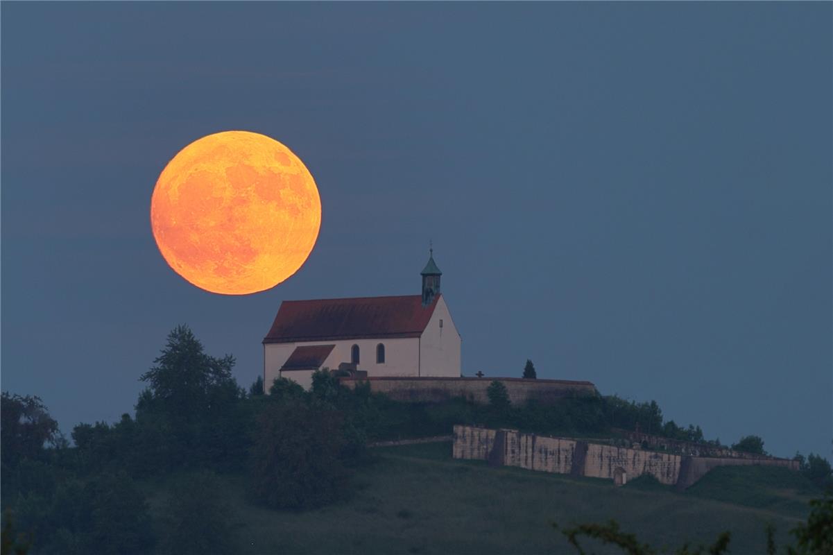 Brachmond an Wurmlinger Kapelle.  Von Hans-Günter Just aus Herrenberg.