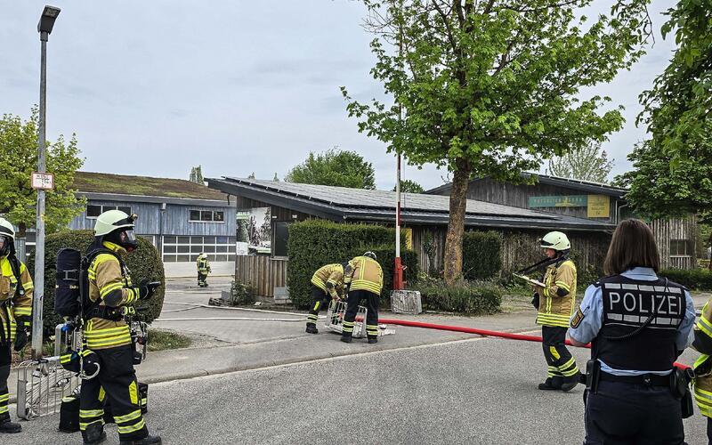 Brand in Mötzingen: Aus einem Schuppen quillt viel Rauch