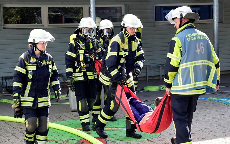 Brand in der Grundschule: Das war das Übungsszenario für die Gäufeldener Feuerwehr. GB-Foto: Holom