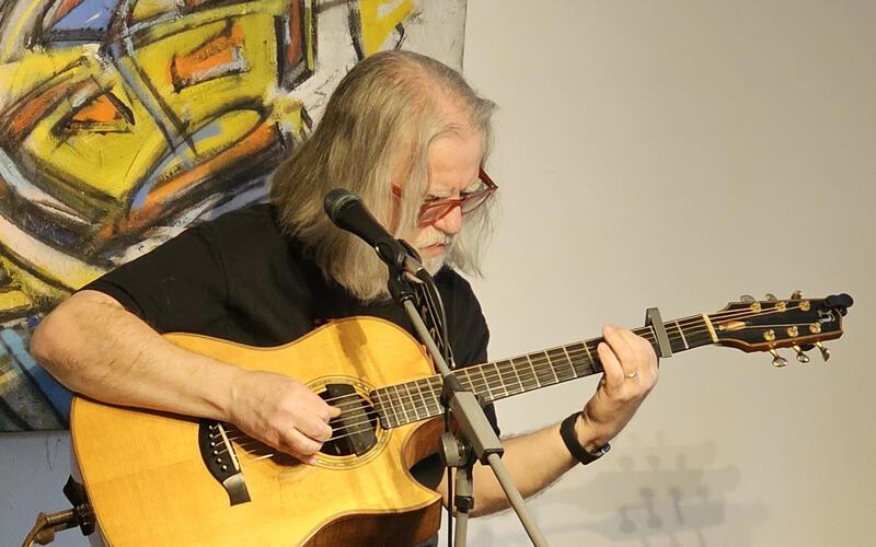 Breitenholz  – Im Rahmen seiner Europatournee 2026 machte der US-amerikanische Gitarrenvirtuose und musikalische Weltenbummler Tim Sparks Station in der Art-Road-Way-Kunstschule und im KulturCenter Breitenholz, bevor er seine Reise zu weiteren Konzerten in Frankreich und Italien fortsetzte. Sparks hat das Repertoire der Akustikgitarre neu vermessen, seit er 1993 mit seinem bahnbrechenden Arrangement von Tschaikowskys Nussknacker-Suite die National Fingerpicking Championship gewann. Auch in Breitenholz überraschte, forderte und begeisterte er das Publikum mit seinem enormen stilistischen Spektrum und seiner atemberaubenden Technik. Besonders eindringlich wirkten gestern zwei Stücke, die er anlässlich der ICE-Razzien in seiner Heimatstadt Minneapolis im Januar 2026 komponiert hatte. Mit großer emotionaler Klarheit ließ er die Zuhörer nachempfinden, was dort geschah – eine zutiefst persönliche musikalische Verarbeitung dessen, was die Menschen vor Ort erleben und empfinden. Ob Country Blues, Jazz oder Weltmusik – Sparks bewegt sich in allen Genres mit beeindruckender Selbstverständlichkeit. Seine außergewöhnlichen Fähigkeiten haben ihm längst einen internationalen Ruf als einen der innovativsten Gitarristen eingebracht. Ein insgesamt hochklassiger, berührender Musik-Nachmittag.gb/GB-Foto