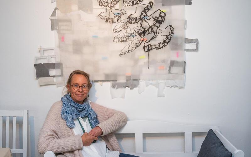 Breitenholz – Noch bis zum 28. April ist die Ausstellung mit Papierarbeiten („Schichtgebilde aus Papier und Atem“) von Christina Wilfert-Stegmüller in der Breitenholzer Art-Road-Way Kunstschule zu sehen: Christina Wilfert-Stegmüllers dreidimensionalen Papierarbeiten entstehen aus einem feinen Dialog zwischen Hand und Faser. Und zum zweiten Mal öffnet das Art-Road-Way CulturCenter seine Bühne für Gastkünstler Dieter Stoll. Fünf Werke zeigt er im „Kunst-Kabinett“ des Kulturzentrums. Die Ausstellung kann nur nach Vereinbarung besucht werden. Eine Terminvereinbarung ist möglich unter 01522 / 8 95 51 24 oder per E-Mail unter info@art-road-way.de gb/GB-Foto: Schmidt