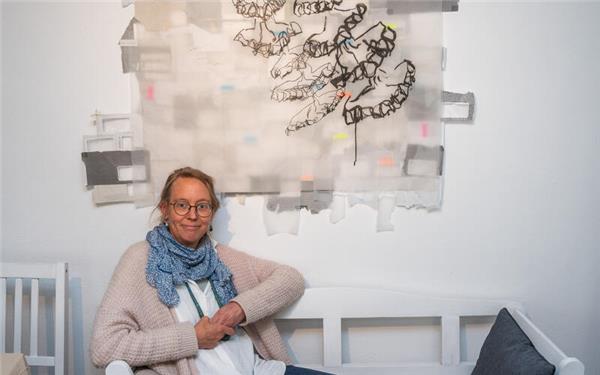 Breitenholz – Noch bis zum 28. April ist die Ausstellung mit Papierarbeiten („Schichtgebilde aus Papier und Atem“) von Christina Wilfert-Stegmüller in der Breitenholzer Art-Road-Way Kunstschule zu sehen: Christina Wilfert-Stegmüllers dreidimensionalen Papierarbeiten entstehen aus einem feinen Dialog zwischen Hand und Faser. Und zum zweiten Mal öffnet das Art-Road-Way CulturCenter seine Bühne für Gastkünstler Dieter Stoll. Fünf Werke zeigt er im „Kunst-Kabinett“ des Kulturzentrums. Die Ausstellung kann nur nach Vereinbarung besucht werden. Eine Terminvereinbarung ist möglich unter 01522 / 8 95 51 24 oder per E-Mail unter info@art-road-way.de gb/GB-Foto: Schmidt