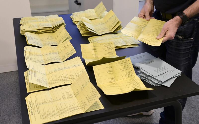 Briefwahl – wie hier bei der Landtagswahl 2021 – wird immer beliebter. Im Technischen Rathaus wurden seinerzeit die Wahlzettel ausgewertet.GB-Foto: Holom