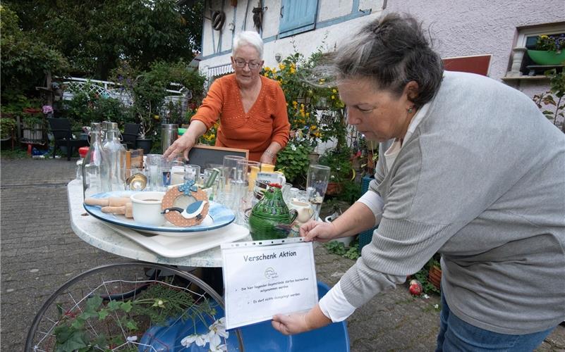 Brigitte Dünnbier (links) und Heike Vitzthum arrangieren die Verschenkutensilien. GB-Foto: Vecsey