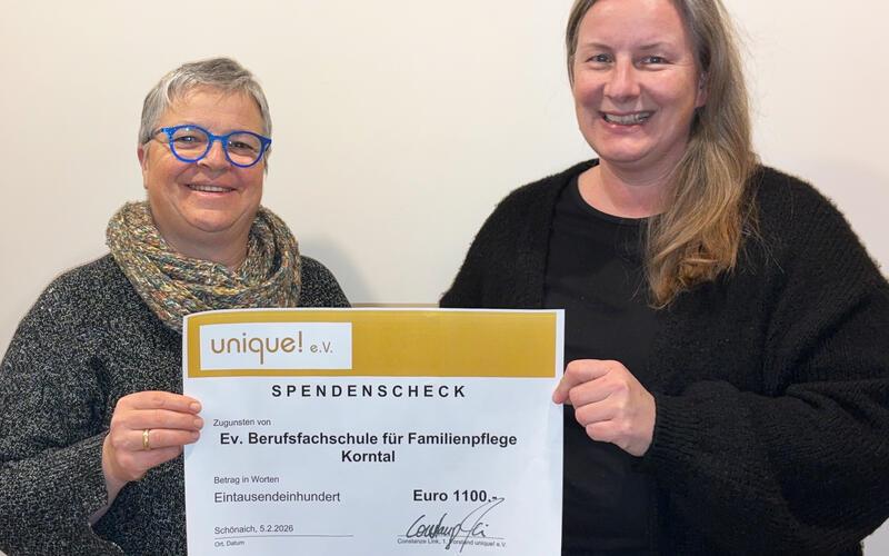 Brigitte Schäfer und Constanze Mai bei der Scheckübergabe. GB-Foto