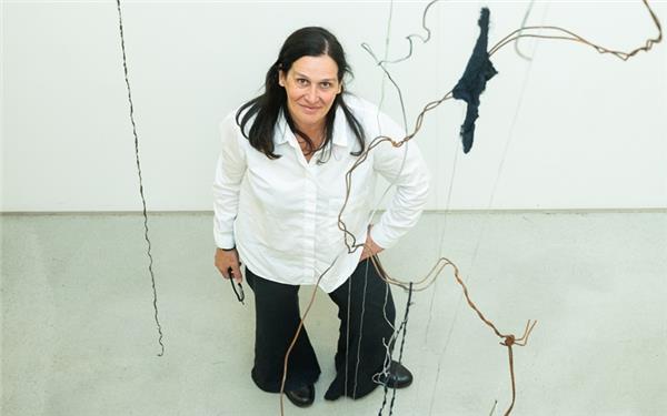 Brigitte Stahl stellt ihre Kunst für das restliche Jahr am Steinbruch Reusten aus. GB-Foto: Schmidt