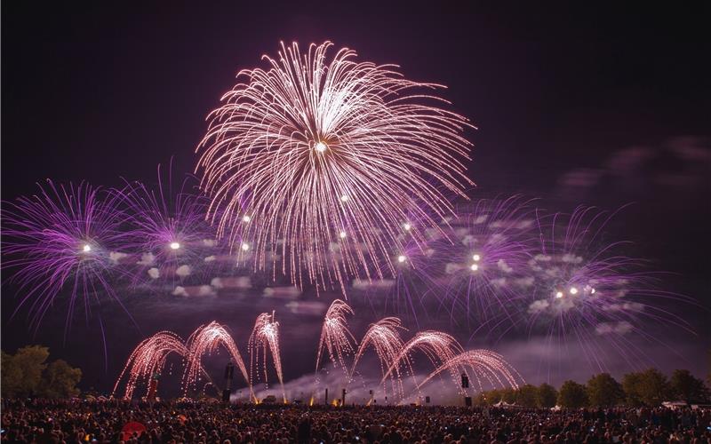 „Gäubote“-Familien-Tour: Die flammenden Sterne funkeln wieder Brillant: Ein Feuerwerk beim Flammende-Sterne-Festival in Ostfildern.GB-Foto: Oliver Willikonsky