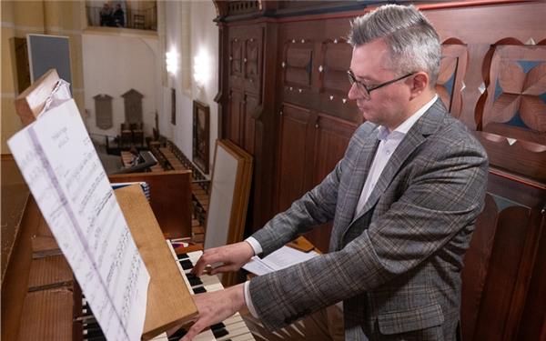 Brillierte am Sonntagabend an der Orgel in der Stiftskirche: Prof. Krzystof Urbaniak setzte einen fulminanten Schlussakkord unter den diesjährigen Herrenberger Orgelsommer. GB-Foto: Vecsey